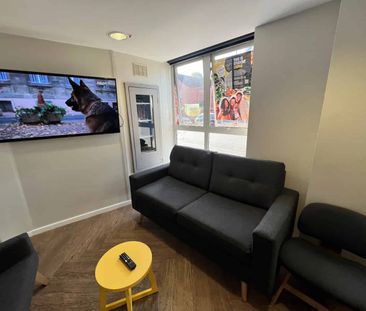 Large Standard Double Ensuite: Three Bed Flat - Photo 5