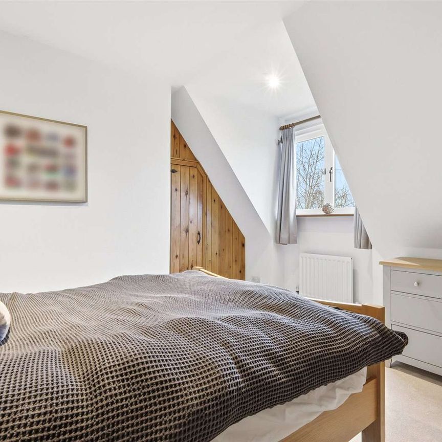 A delightful detached four bedroom family home - Photo 1