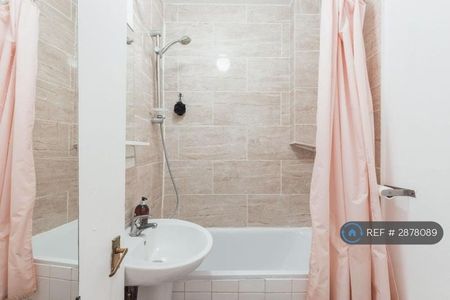 3 bedroom flat to rent - Photo 2
