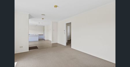 Low Maintenance Villa in Central Location - Photo 4