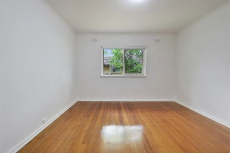 SPACIOUS, LIGHT-FILLED APARTMENT IN THE HEART OF SANDRINGHAM! - Photo 2