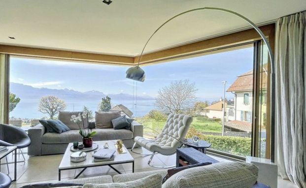 Apartment with breathtaking views of the lake and mountains - Photo 1