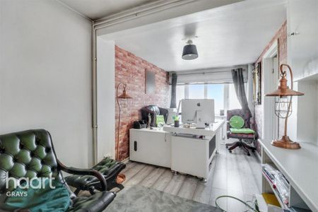 4 bedroom end of terrace house to rent - Photo 2