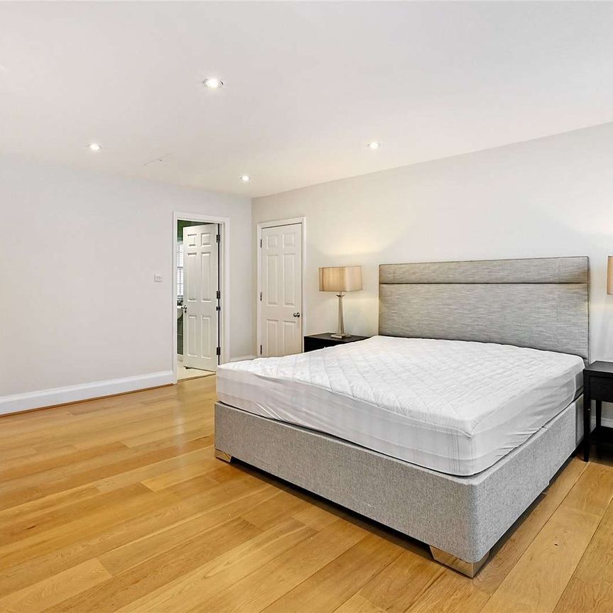 A charming and beautiful apartment on this prestigious Belgravia street, situated on the top floor of a period building. - Photo 1