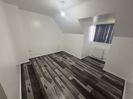 4 bedroom semi-detached house to rent - Photo 5