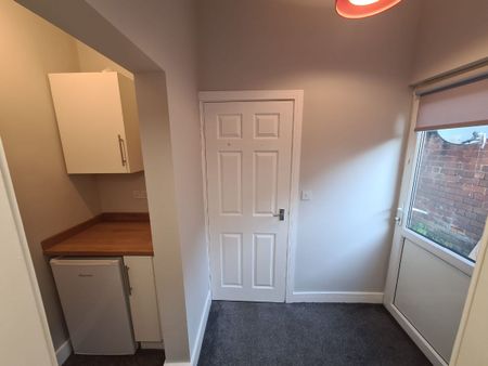 Room 2, 25 Glyn Avenue - Photo 3