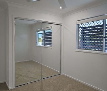 PERFECTLY LOCATED - SPACIOUS 4 BED TOWNHOUSE WITH DUCTED AIRCON - Photo 2