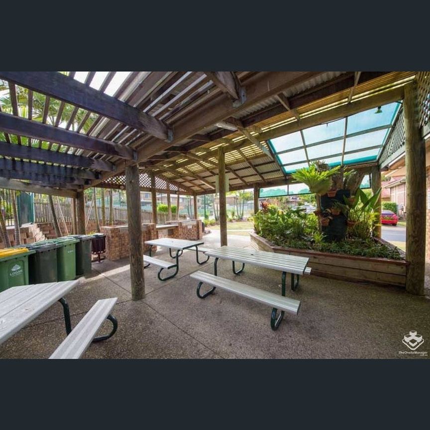 Stylish and Spacious – Renovated Townhouse for Lease - Photo 1