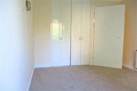1 bedroom retirement property to rent - Photo 3