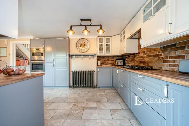 4 bedroom semi-detached house to rent - Photo 1