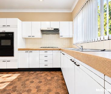 Spacious & Sun-Filled Villa in the Heart of Castle Hill - Photo 4