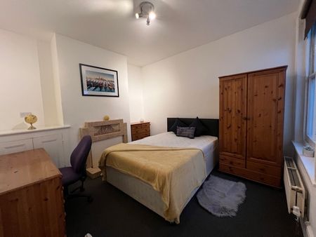 Five Bedroom Student House to Rent in Portsmouth - Photo 4