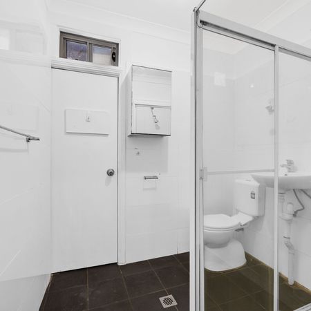 Spacious 3 bedroom half house in a great location - Photo 4