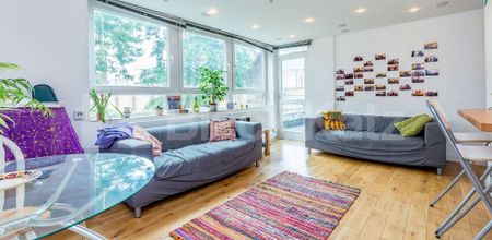 Modern three bed with big lounge wood floors and a modern kitchen & bathroom - Photo 3