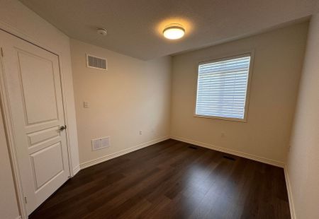 For Lease - 506 Threshing Mill Boulevard, Oakville, Ontario - Photo 2