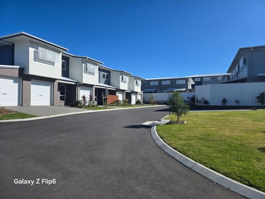 NEWSFLASH!! BRAND NEW, ULTRA MODERN, DECO DESIGNED, 3 BEDROOOMM TOWN HOME AVAILABLE TO RENT NOW!!"First 2 week's rent free" - Photo 1
