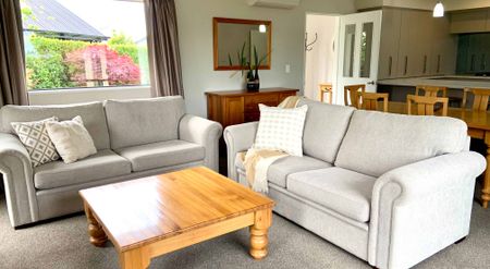 Fully Furnished Spacious Immaculate Family Home in Private Location! - Photo 3