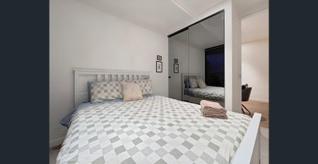 Fully furnished Luxurious 2-Bedroom Apartment with Study and Stunning Views Opposite Albert Park Lake - Photo 2