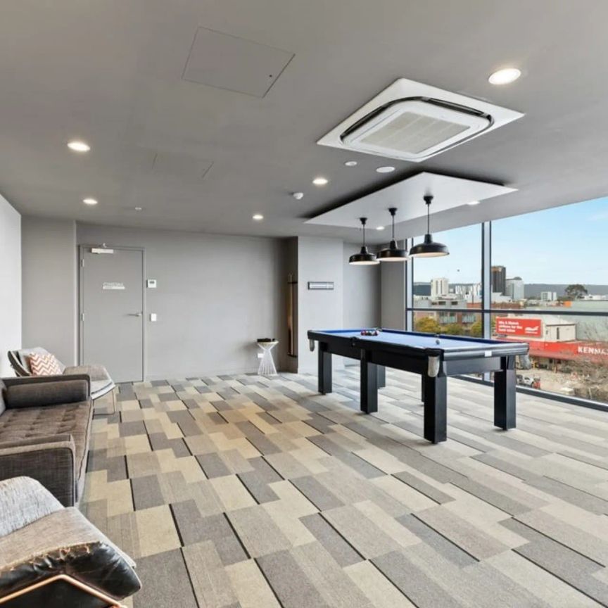 FULLY FURNISHED 2 BEDROOM APARTMENT LOCATED IN THE HEART OF ADELAIDE. - Photo 1