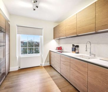 Beautifully presented throughout, this third floor flat in a period conversion is found on one of South Kensington's premier garden squares. - Photo 1