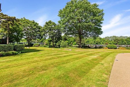 A one bedroom apartment within a riverside development - Photo 2