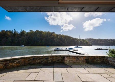 A stunning two bedroom waterside apartment with direct water access and views over the river and woodland located just a short drive from Truro City centre. - Photo 3