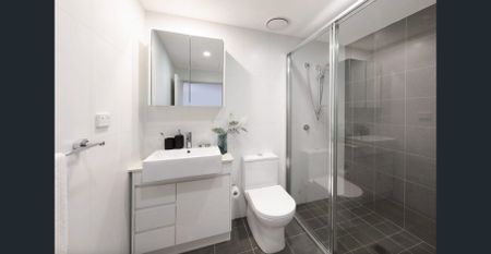 BRIGHT & SPACIOUS APARTMENT - Photo 4