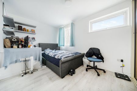 Holmcroft, CRAWLEY - Photo 4