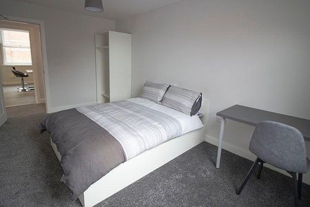 4 bedroom flat to rent - Photo 3