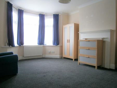 4 bedroom semi-detached house to rent - Photo 3