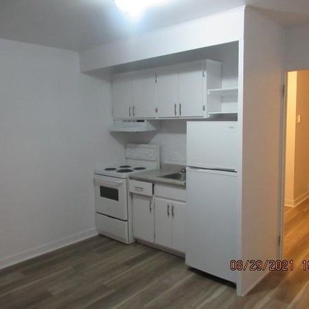 Montreal/Ahuntsic 2 1/2 sous-sol app 1: 1er juillet et app 2 : disponible - Photo 4