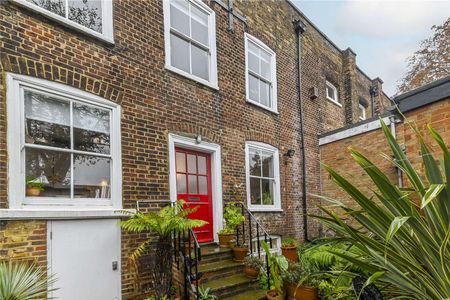 A rare opportunity to rent this charming three bedroom cottage in the heart of the Highgate village. - Photo 3