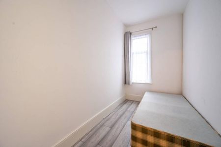 4 bedroom flat to rent - Photo 3