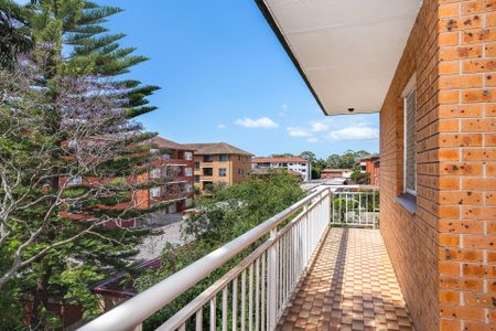 Perfectly Positioned Two-Bedroom Apartment&comma; Walk to Beaches and Cafes - Photo 2