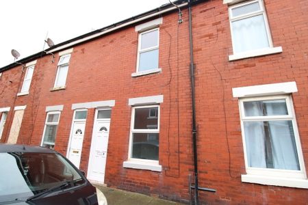 To Let 2 Bed Mid Terraced House - Photo 5