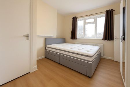 4 bedroom semi-detached house to rent - Photo 4