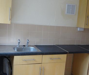 3 bedroom end of terrace house to rent - Photo 3