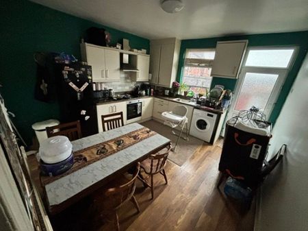 3 bed Terraced - To Let - Photo 5