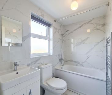 3 bedroom flat to rent - Photo 4