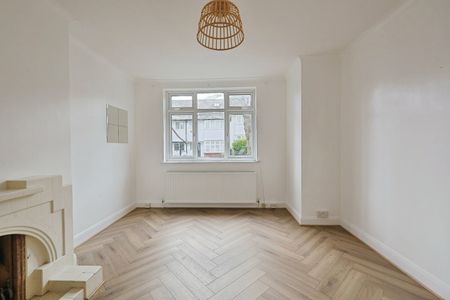 4 Bed Terraced House, Park Drive, W3 - Photo 2