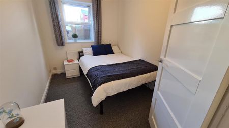 2 bedroom ground floor flat to rent - Photo 3