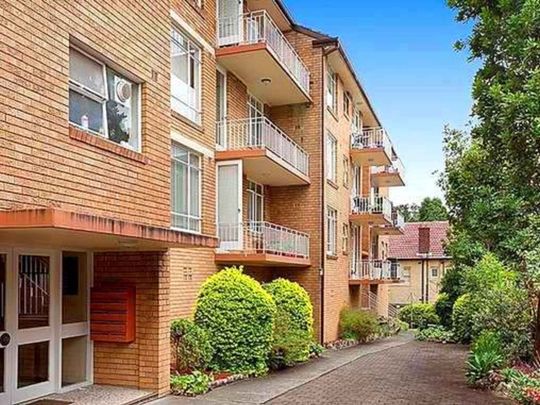 ***HOLDING DEPOSIT RECEIVED*** - Photo 1