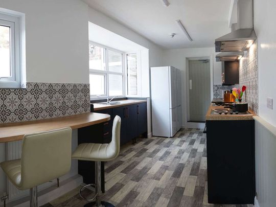 Modern and tastefully designed shared house, close to town - Photo 1