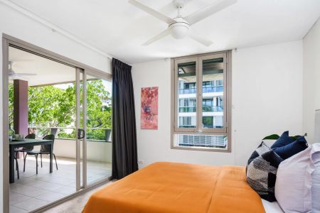 SUPERB ENTERTAINER WITH VERSATILE FLOORPLAN - Photo 2