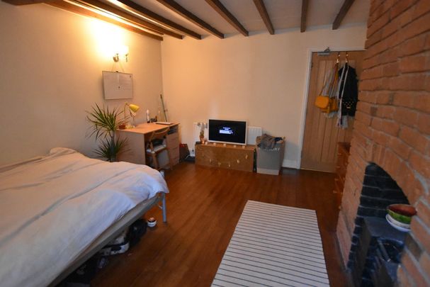 1 Bedroom Mid Terraced House - Photo 1