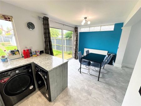 4 bedroom detached house to rent - Photo 3