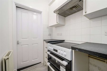 A one bedroom apartment to rent, available now having been refurbished within this converted period property in Reading's town centre, with parking being available. - Photo 3