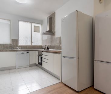 Large room in calle Quintana - Photo 3