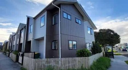 3 Bedroom + 1 Bathrooms Townhouse - Photo 3