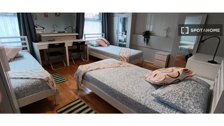 Room in a shared 7-bedroom flat in Cabra-Drumcondra, Dublin - Photo 4